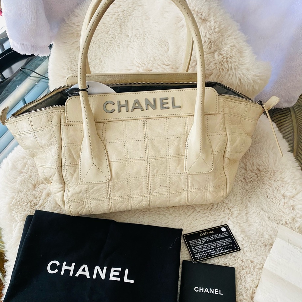 Pre loved Authentic Chanel tote - Picture 7 of 16